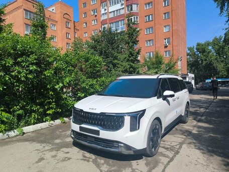 2023 Kia Carnival IV Рестайлинг, белый, 5200000 рублей, вид 1