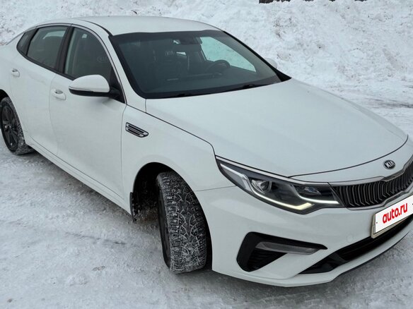 2019 Kia Optima IV Рестайлинг, белый, 1700000 рублей - вид 1