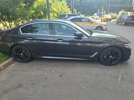 2018 BMW 5 серии 520d xDrive VII (G30/G31/G38), серый, 3320000 рублей, вид 4
