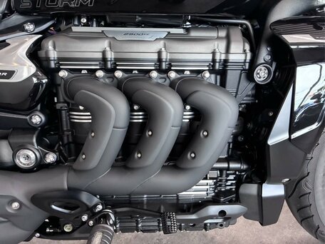 2025 Triumph Rocket 3, красный, 2999000 рублей, вид 3