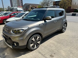 2017 Kia Soul II Рестайлинг, серебристый, 1600000 рублей, вид 2