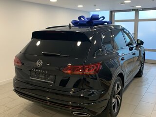 2022 Volkswagen Touareg III, чёрный, 8050000 рублей, вид 4