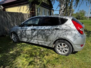 2013 Hyundai Solaris I, серебристый, 660000 рублей, вид 4