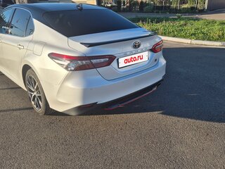 2022 Toyota Camry VIII (XV70) Рестайлинг, белый, 3000000 рублей, вид 4