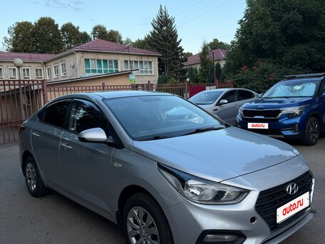 2017 Hyundai Solaris II, серебристый, 975000 рублей, вид 2
