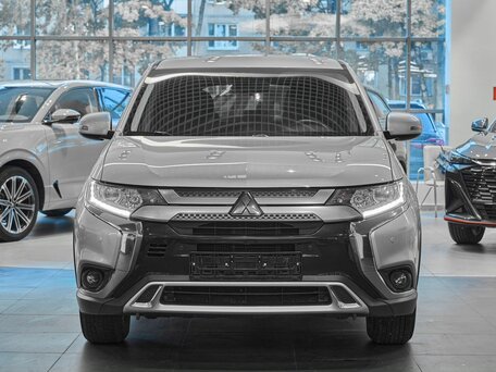 2019 Mitsubishi Outlander III Рестайлинг 3, серебристый, 1599000 рублей, вид 2