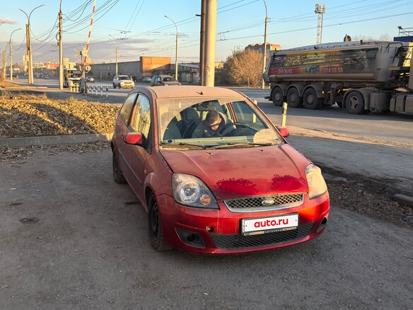 2006 Ford Fiesta Mk5, красный, 350000 рублей - вид 4