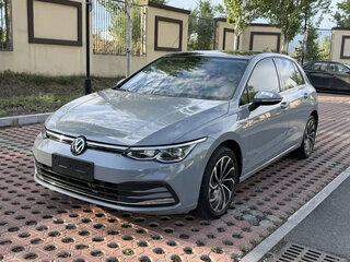 2023 Volkswagen Golf VIII, серый, 1840000 рублей, вид 1