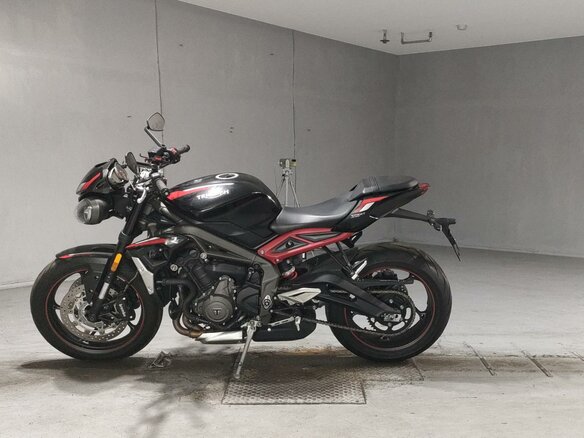 2021 Triumph Street Triple, чёрный, 825000 рублей