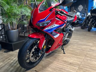 2025 Honda CBR 650R, красный, 1470000 рублей, вид 2