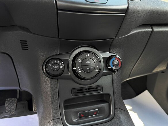 2015 Ford Fiesta Mk6 Рестайлинг, белый, 845000 рублей - вид 13