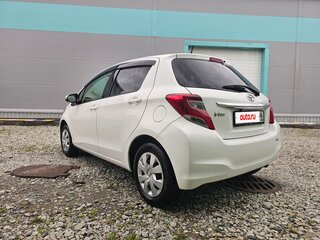 2014 Toyota Vitz III (XP130) Рестайлинг, белый, 860000 рублей, вид 5