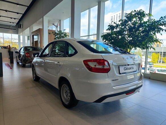 2026 Lada (ВАЗ) Granta I Рестайлинг, белый, 1037000 рублей - вид 4