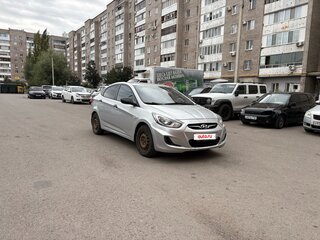 2013 Hyundai Solaris I, серебристый, 730000 рублей, вид 2