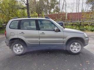 2011 Chevrolet Niva I Рестайлинг, серебристый, 415000 рублей, вид 4