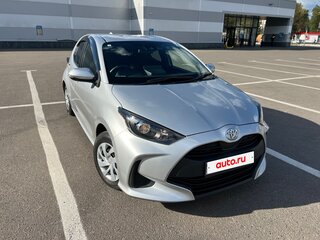 2021 Toyota Yaris IV, серый, 1230000 рублей, вид 2