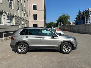 2019 Volkswagen Tiguan II, серебристый, 2220000 рублей, вид 4