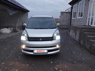 2007 Toyota Voxy II (R70), серебристый, 650000 рублей, вид 1