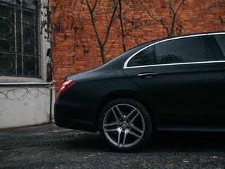 2020 Mercedes-Benz E-Класс 200 V (W213, S213, C238), чёрный, 3000000 рублей, вид 4