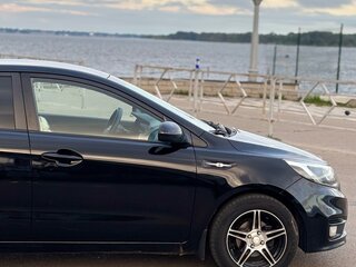 2015 Kia Rio III Рестайлинг, чёрный, 999000 рублей, вид 4