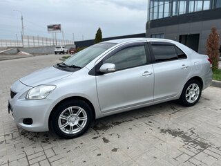 2009 Toyota Belta I, серебристый, 720000 рублей, вид 3