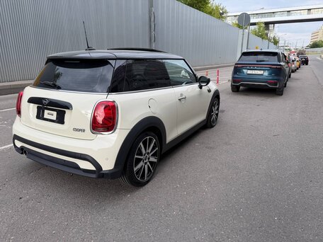 2023 Mini Hatch Cooper III (F55/F56) Рестайлинг 2, белый, 2350000 рублей, вид 5