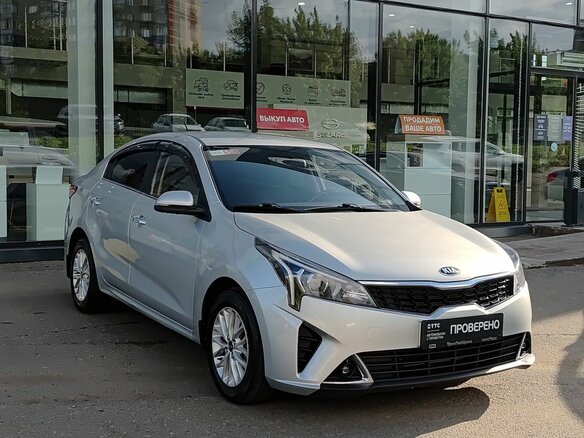 2021 Kia Rio IV Рестайлинг, серый - вид 2