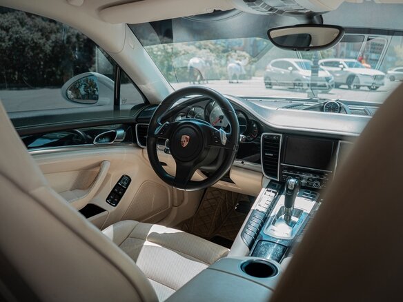 2013 Porsche Panamera 4S I, белый, 4400000 рублей - вид 30