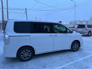 2012 Toyota Voxy II (R70) Рестайлинг, белый, 1845000 рублей, вид 3