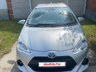 2017 Toyota Aqua I Рестайлинг, серебристый, 990000 рублей, вид 1