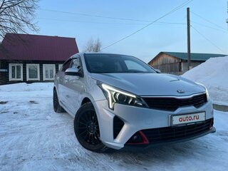 2021 Kia Rio IV Рестайлинг, серебристый, 1700000 рублей, вид 4