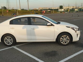 2021 Kia Rio IV Рестайлинг, белый, 1230000 рублей, вид 3