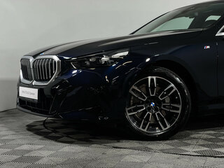 2025 BMW 5 серии Long 530Li xDrive VIII (G60/G61/G68), синий, 8350000 рублей, вид 2