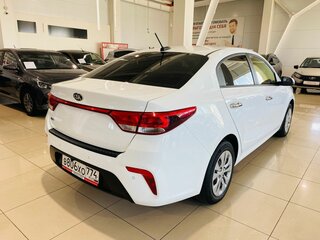 2020 Kia Rio IV, белый, 1112000 рублей, вид 4