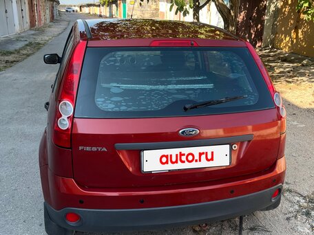2008 Ford Fiesta Mk5, красный, вид 4