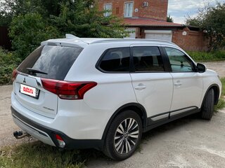 2019 Mitsubishi Outlander III Рестайлинг 3, белый, 1850000 рублей, вид 4