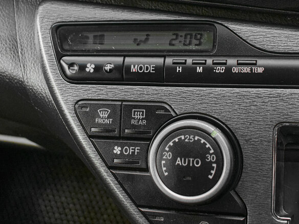 2010 Toyota ISis I Рестайлинг, чёрный, 1160000 рублей - вид 13