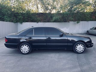 1999 Mercedes-Benz E-Класс 240 II (W210, S210), чёрный, 360000 рублей, вид 3