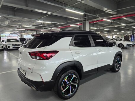 2023 Chevrolet TrailBlazer III, белый, 2450000 рублей, вид 3