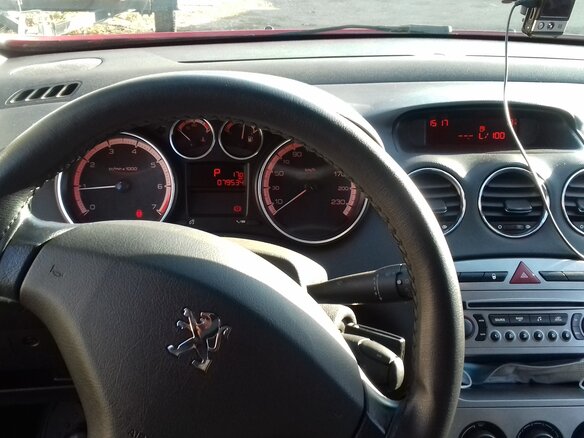 2010 Peugeot 308 I, красный - вид 19