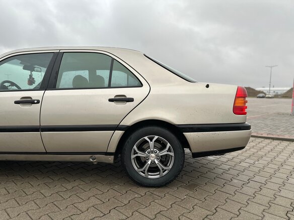 1994 Mercedes-Benz C-Класс 200 I (W202), золотистый - вид 5