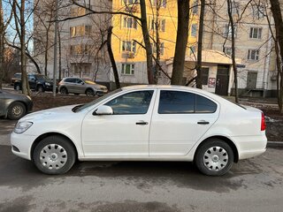 2013 Skoda Octavia II (A5) Рестайлинг, белый, 600000 рублей, вид 4