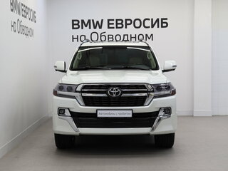 2021 Toyota Land Cruiser 200 Series Рестайлинг 2, белый, 7790000 рублей, вид 3