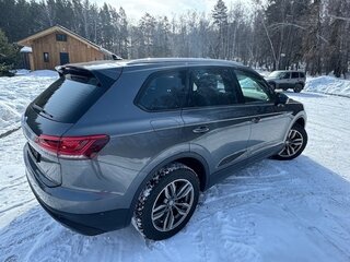 2018 Volkswagen Touareg III, серый, 4300000 рублей, вид 4