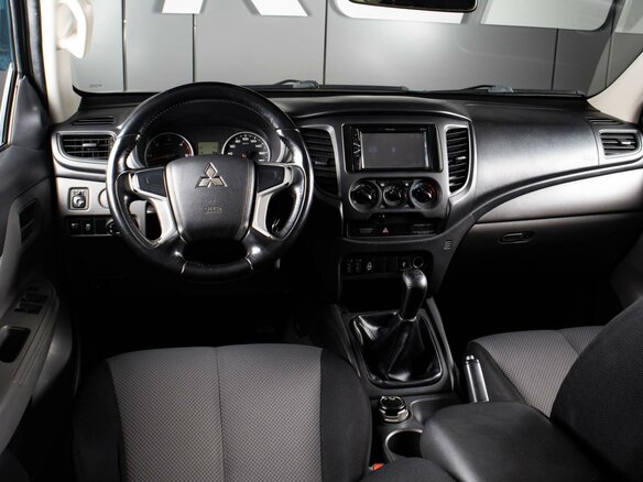 2017 Mitsubishi L200 V, серый, 2000000 рублей - вид 7