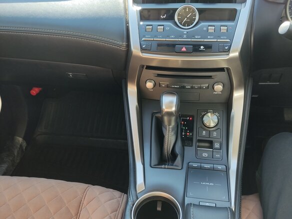 2018 Lexus NX 300 I Рестайлинг, серебристый, 3800000 рублей - вид 10