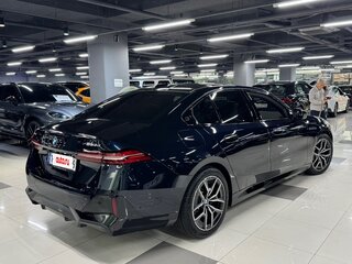 2026 BMW 5 серии 523d xDrive VIII (G60/G61/G68), чёрный, 8990099 рублей, вид 3