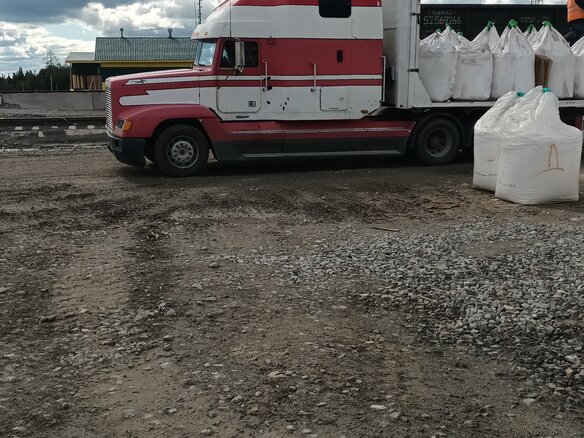 2002 Freightliner FLD, красный, 2000000 рублей - вид 1