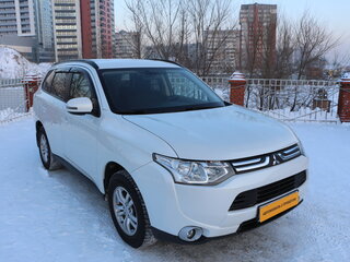 2014 Mitsubishi Outlander III Рестайлинг, белый, 1550000 рублей, вид 3