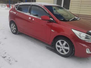 2013 Hyundai Solaris I, красный, 950000 рублей, вид 4